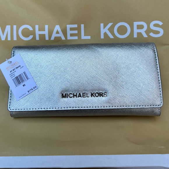 NWT Michael Kors Leather Jetset Travel Carryall Wallet - Picture 1 of 4